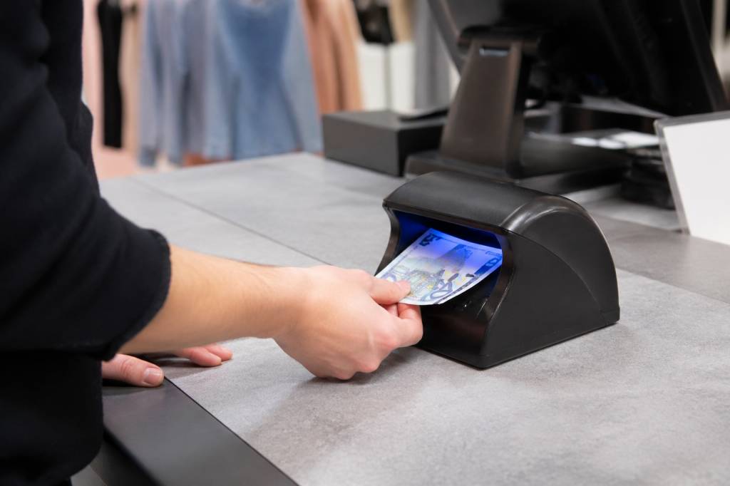 Détecteur de faux billet : les différents types de machines et de systemes de detection pour commerces et entreprises