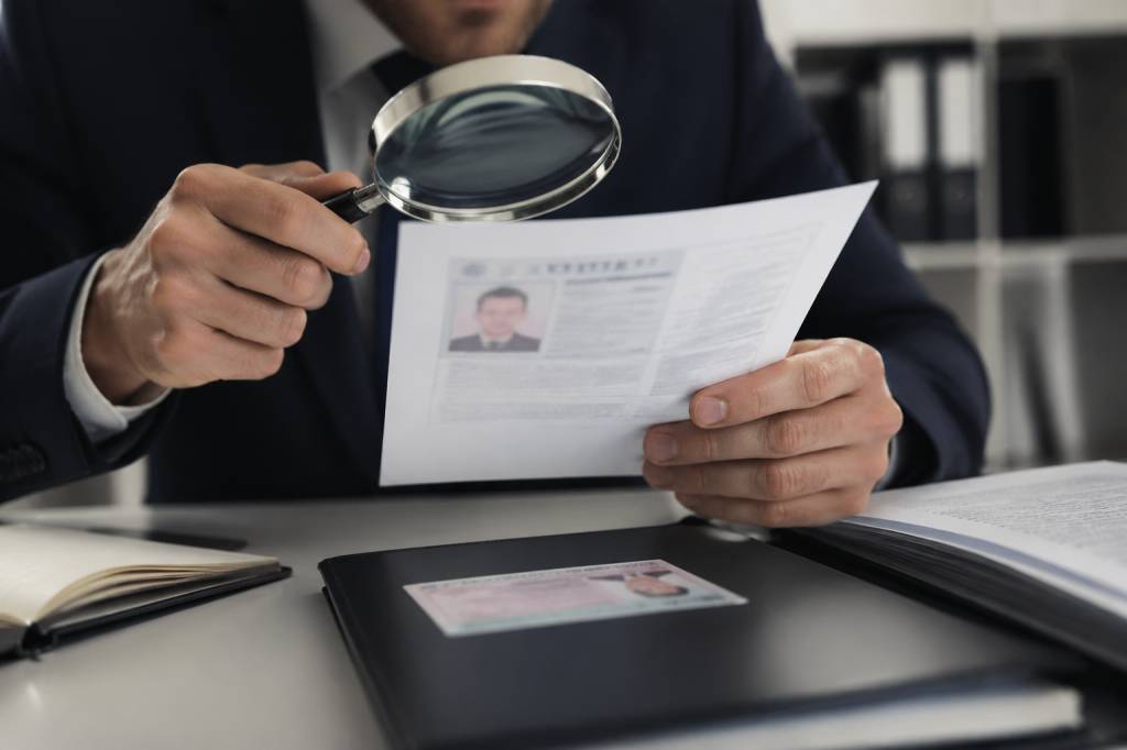 Fraude documentaire, contrefaçon et faux documents : comprendre les risques, les contrôles et les recours