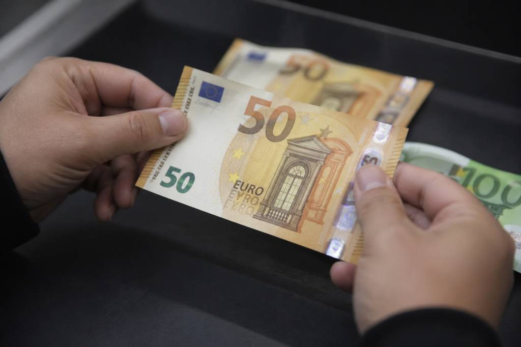 Comment reconnaitre un faux billet visuellement : signes, détails de sécurité et erreurs fréquentes