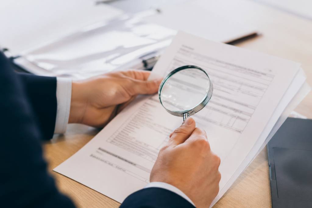 Faux attestations, faux bulletins de salaires : comment les repérer et sécuriser un dossier locatif